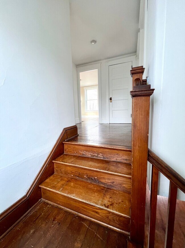 Building Photo - Spacious 3BR Home with Large Yard, Private Driveway & Storage