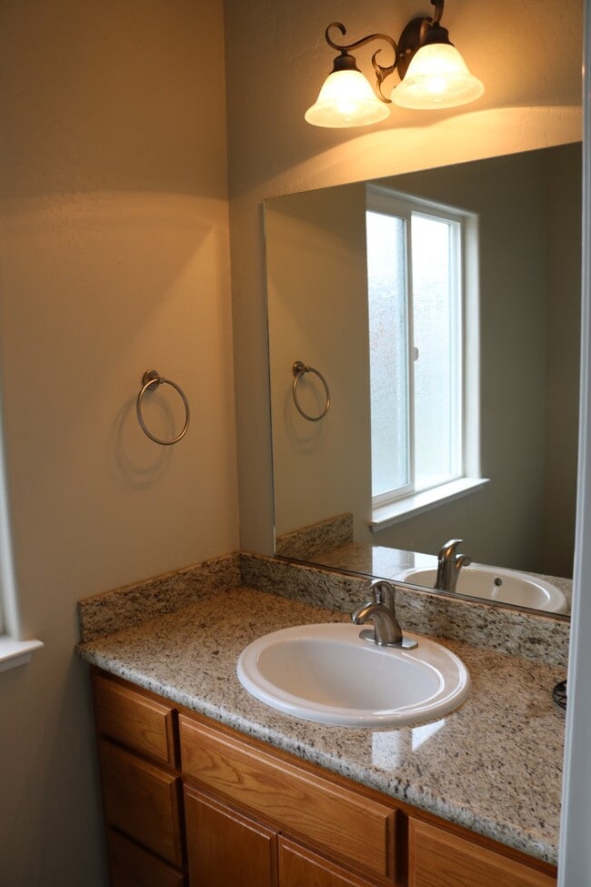 Building Photo - Gorgeous, spacious 3/2.5 with garage and office