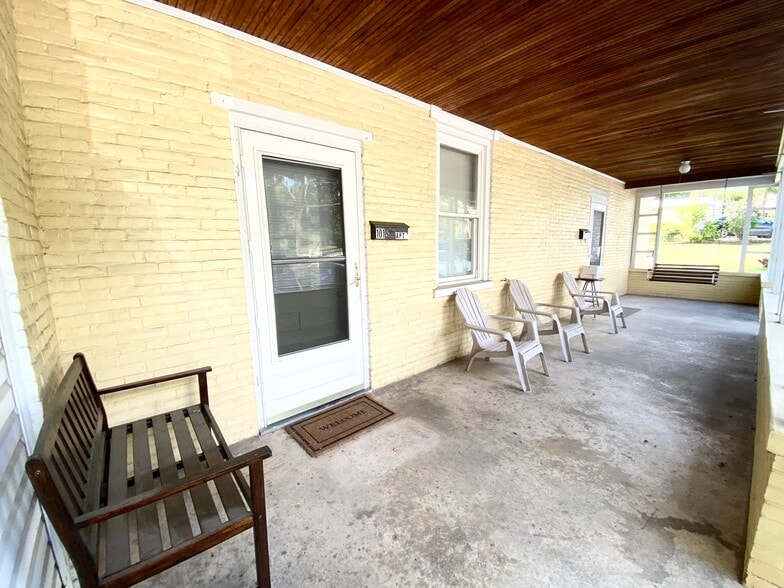 Building Photo - 625 Bloom St