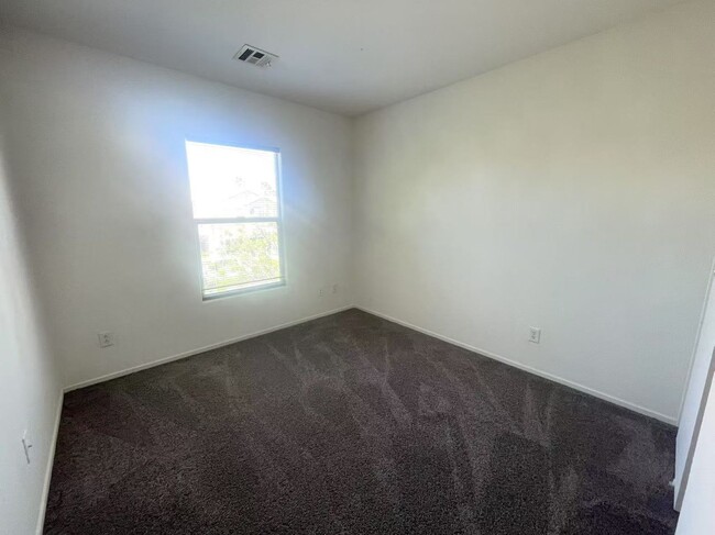 Building Photo - Beautiful two-story single-family house