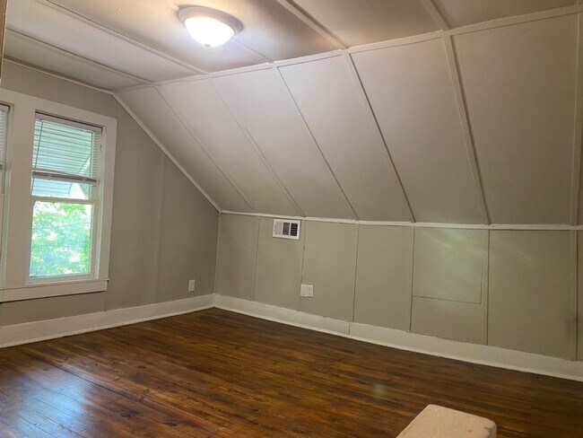 Building Photo - Spacious 3BR/2BA - Move-In Ready!