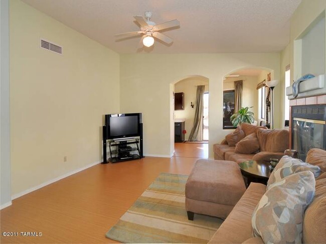 Building Photo - 6000 S Wood Crest Dr