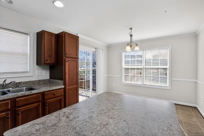 Building Photo - Welcome to a gorgeous end unit townhouse, located in the Heather Hills community.