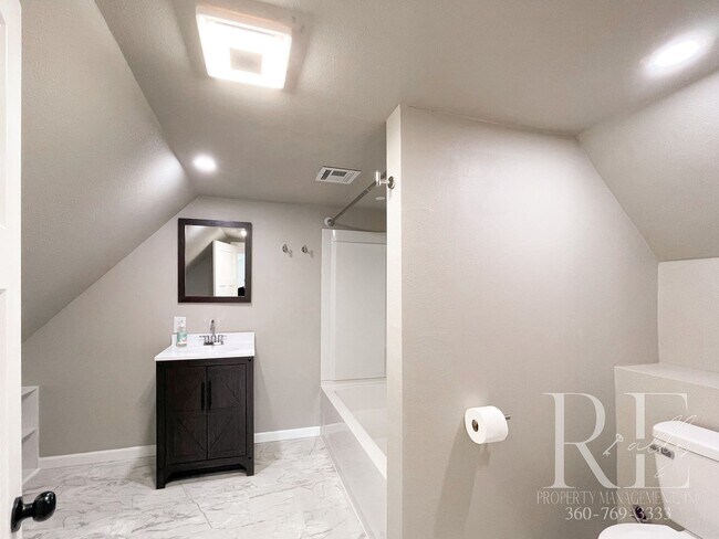 Building Photo - 3BR Bremerton Home with Vintage Charm & Mo...