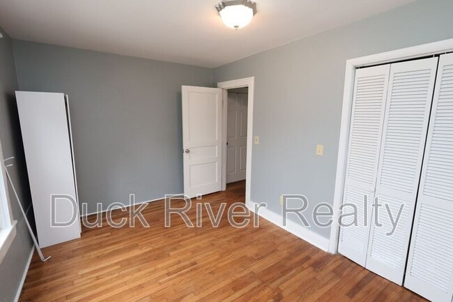 Building Photo - 504 W 6th St