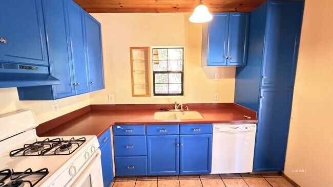 Building Photo - 54080 Pine Crest Ave