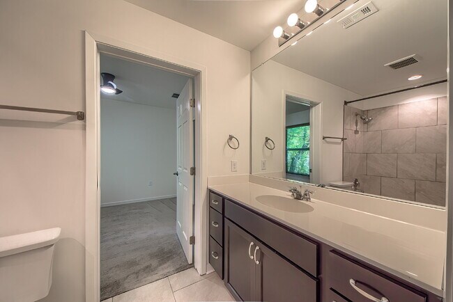 Building Photo - OFFERING 50% OFF ONE-MONTH'S RENT...QUAINT RENTAL NEAR I-35