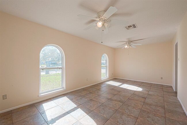 Building Photo - 830 Kenforest Dr