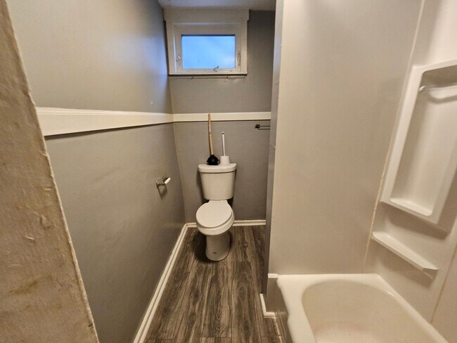 Building Photo - Spacious 3 bedroom 1 bath house for rent i...