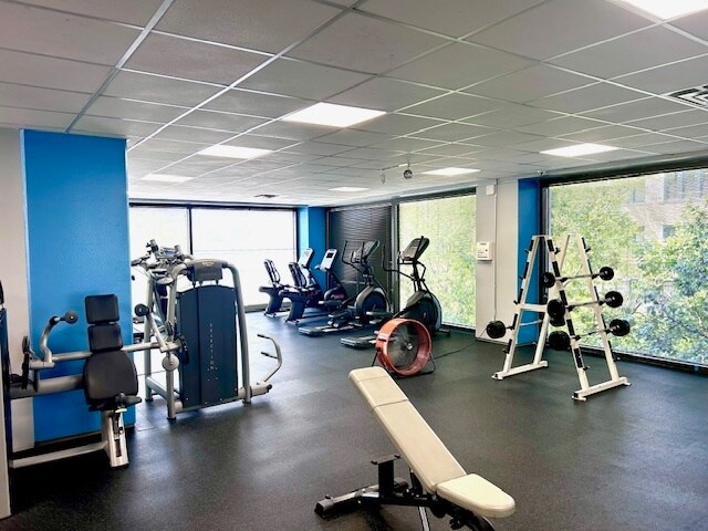 Building Photo - 4343 N Clarendon Ave