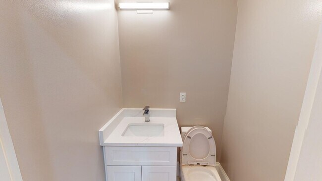 Building Photo - 911 Monroe St NW