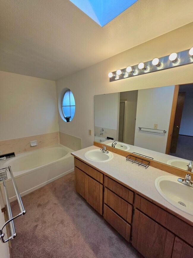 Building Photo - Federal Way tri-level rental home - 3 bedroom plus den, 3 bathrooms, 2 car garage, Available NOW!