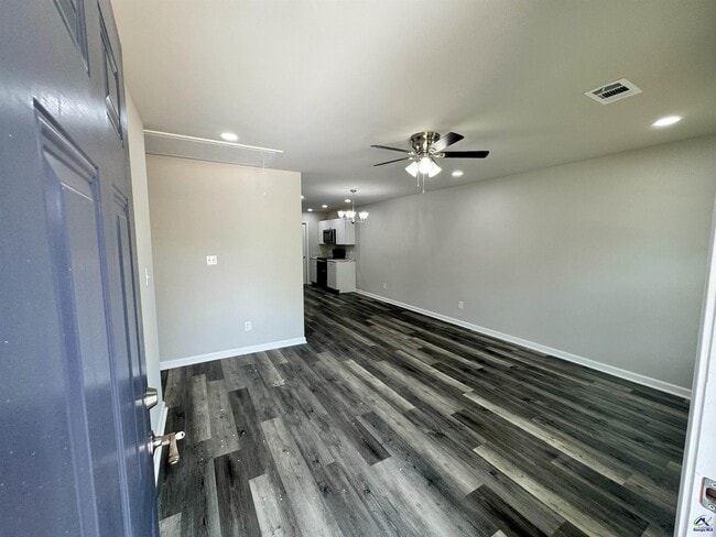 Building Photo - 507 Young Ave