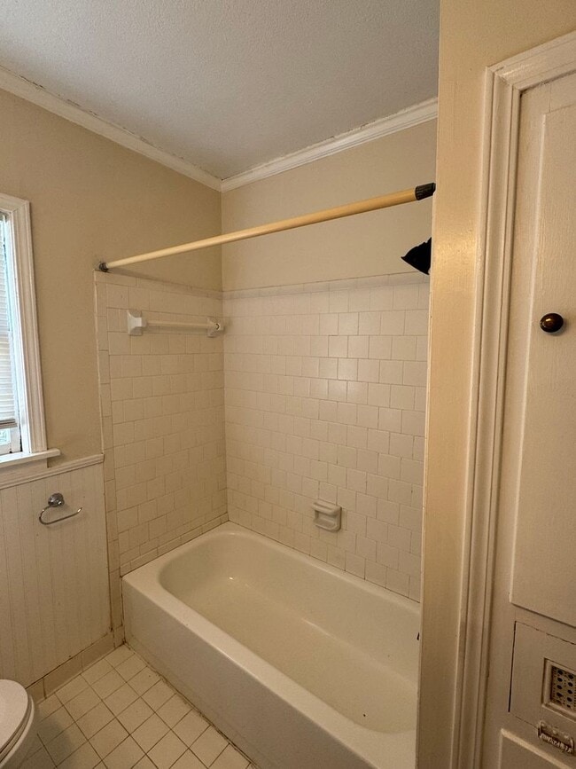 Building Photo - Large Cloverdale Apartment