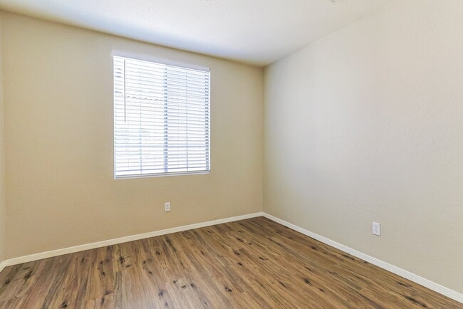 Building Photo - 163 W Tremaine Ct