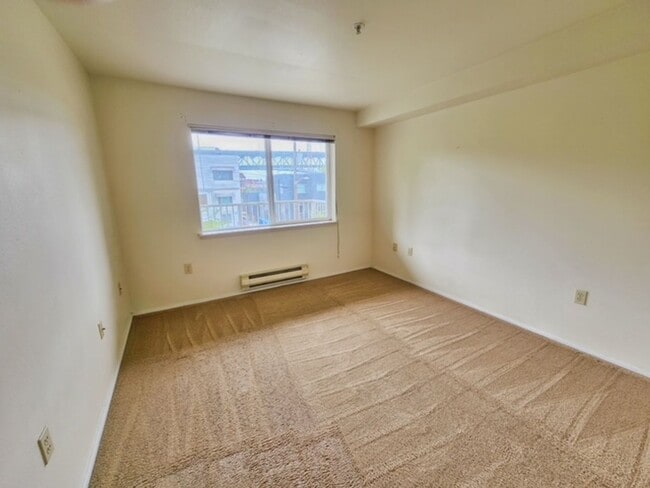 Building Photo - Spacious 1 Bed 1 Bath + Den Condo - Seattle