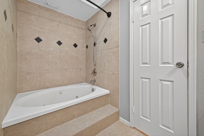 Building Photo - 9850 Pagewood Ln