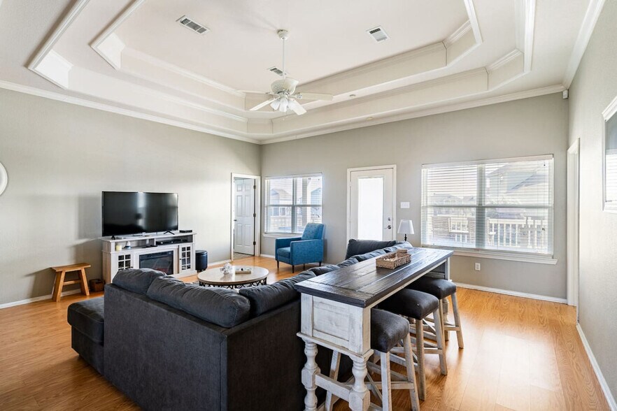 Building Photo - 3229 Castle Dr