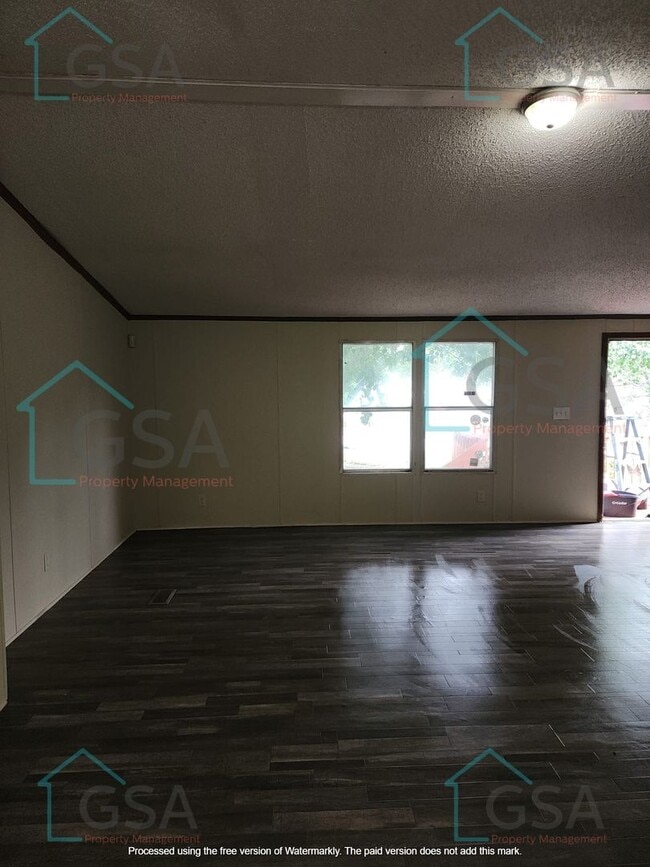 Building Photo - 3 Bedroom Mobile Home Available!