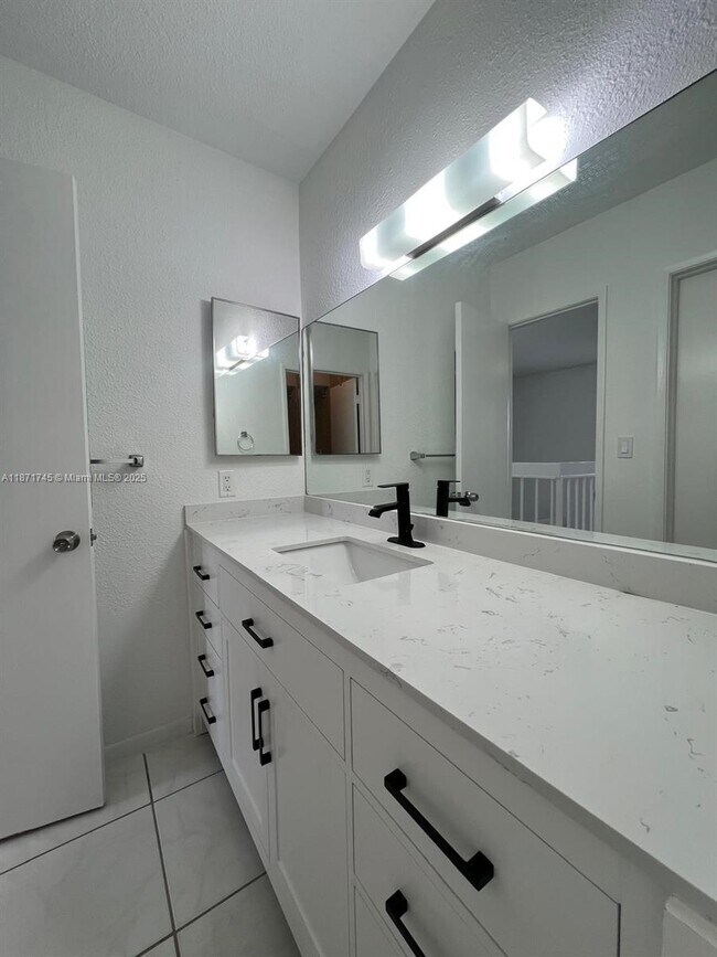 Building Photo - 526 NW 99th Ct