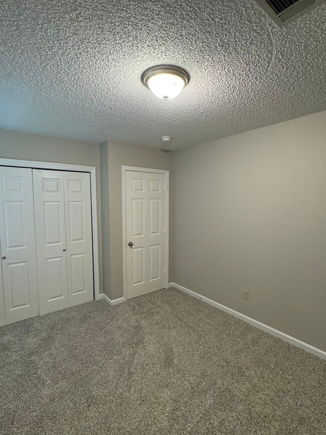 Building Photo - 875 Montclair St