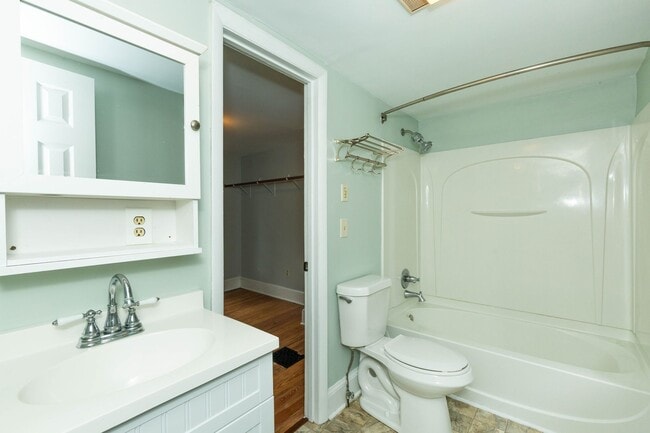 Building Photo - 2 Bed, 2 Bath Farmhouse-Style Home in Kear...
