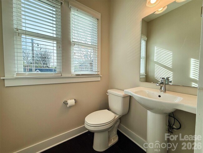 Building Photo - 1424 W 4th St