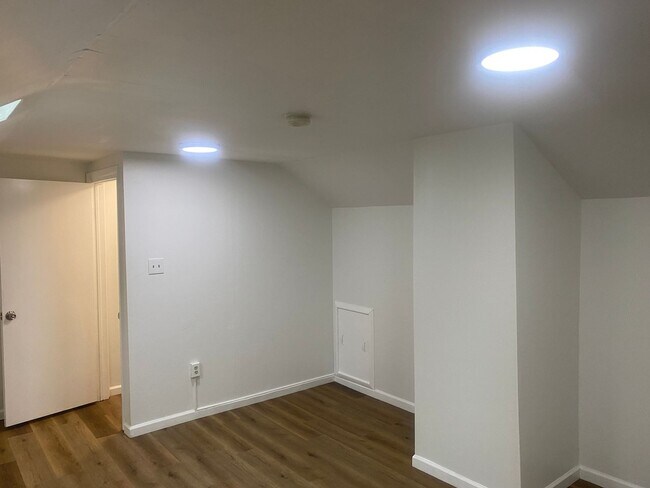 Building Photo - Charming 3BR Townhome in Plainsboro