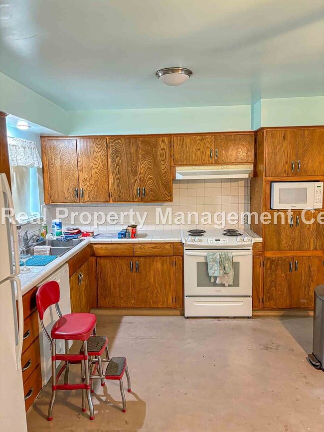 Building Photo - AVAILABLE JUNE - 4 Bed / 2 Bath Home locat...