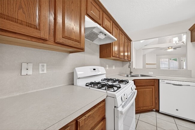 Building Photo - 22938 Sugar Bear Dr