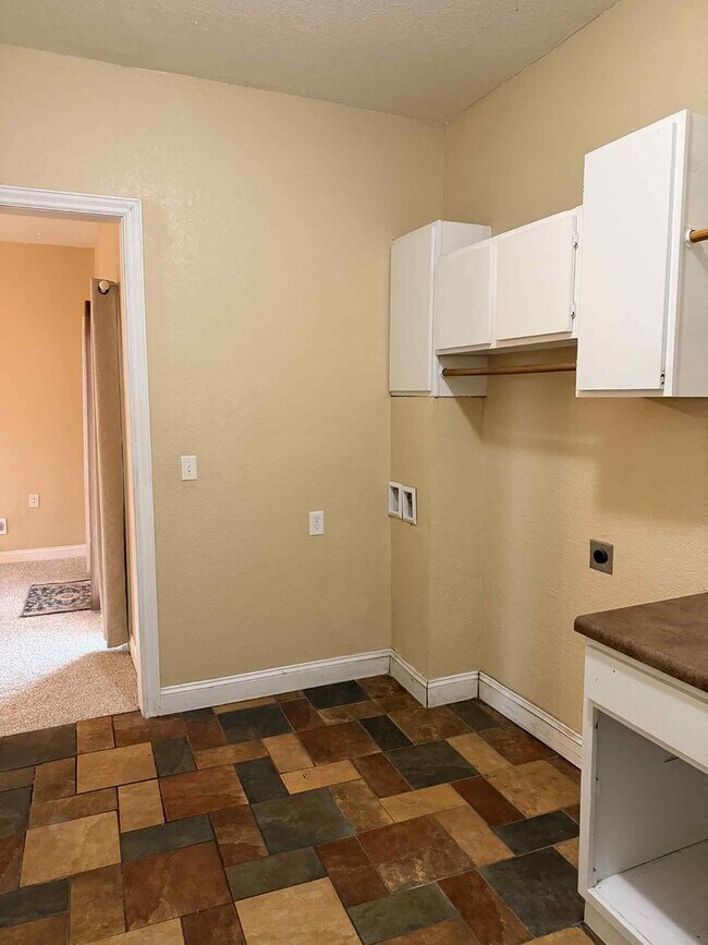 Building Photo - BEAUTIFUL 3 BEDROOM / 2 BATHROOM HOME IN JOPLIN MO- CLOSE TO HOSPITALS!