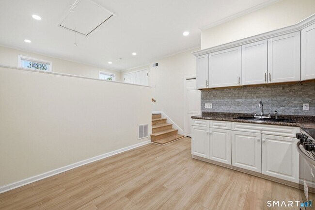 Building Photo - 85 Hicock Dr