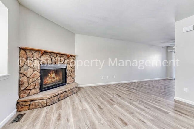 Building Photo - Completely Renovated Townhome