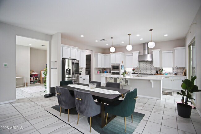 Building Photo - 947 E Ladbroke Way