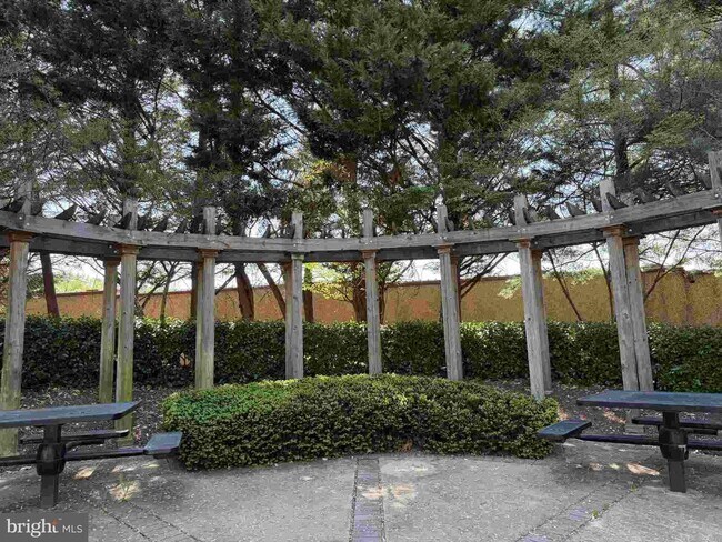 Building Photo - 4852 Eisenhower Ave