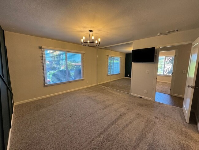 Building Photo - Beautiful Modern 3BD/2BA Home with AC & Pr...