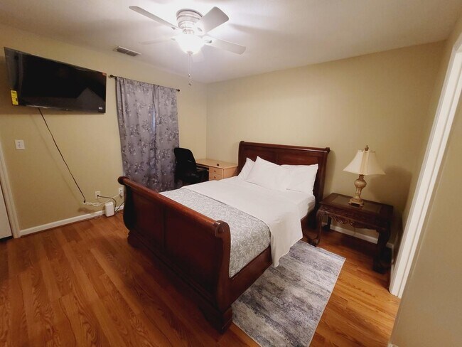 Building Photo - 1926 Fannie Dr