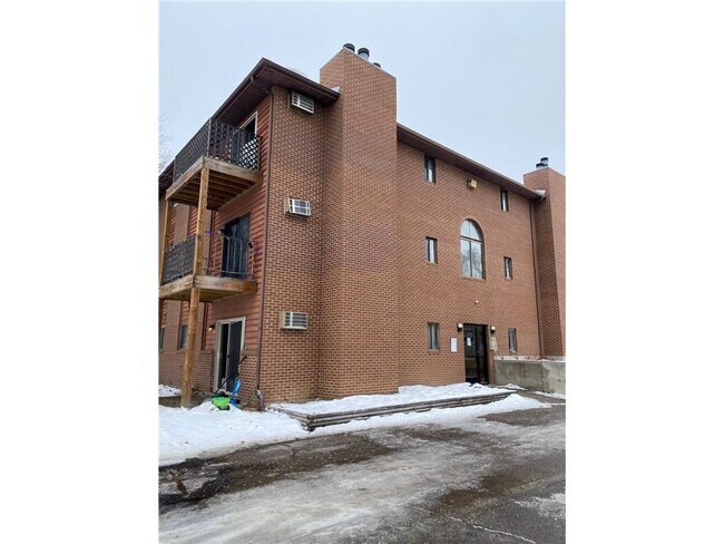 Building Photo - 901 Country Club Dr