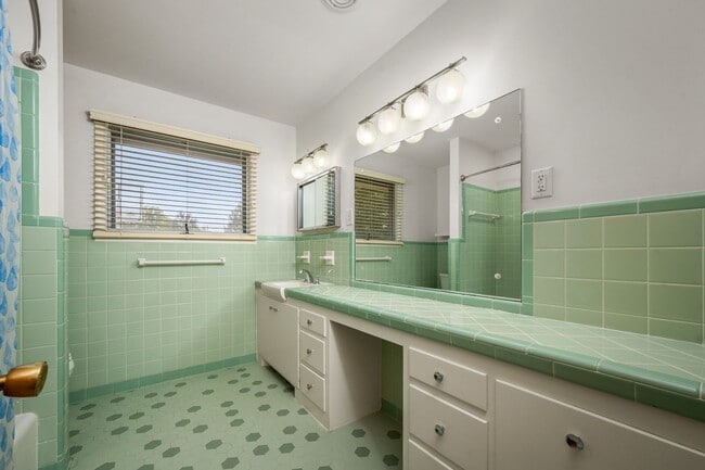 Building Photo - 902 Whitehall Rd