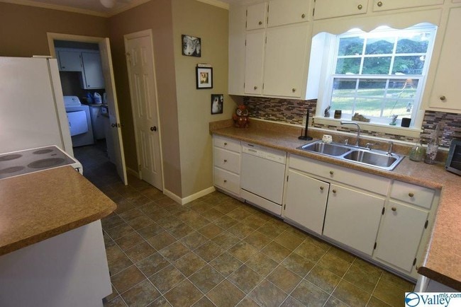 Building Photo - 3500 Colonial Dr