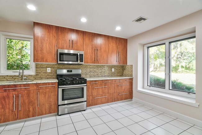 Building Photo - 201 Pear Dr