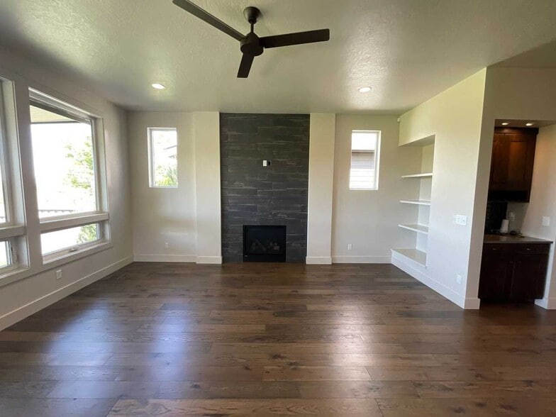 Building Photo - 6845 E Warm Springs Ave
