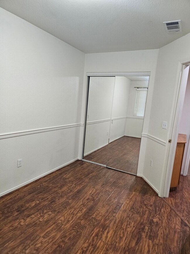 Building Photo - Split Level 4 Bedroom  2.5 Bath Town Home