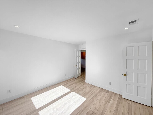 Building Photo - Stunning 4B/3BA House in Gated Community in Carlsbad!