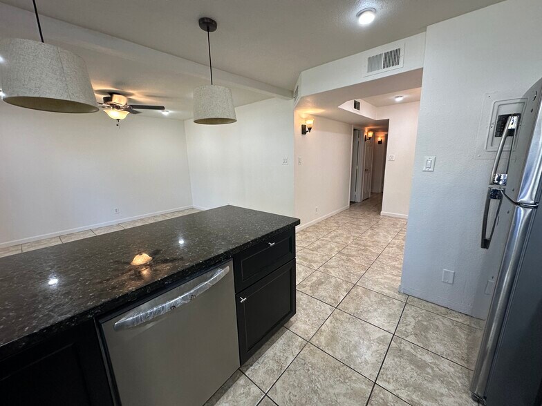 Building Photo - 1005 W 5th St