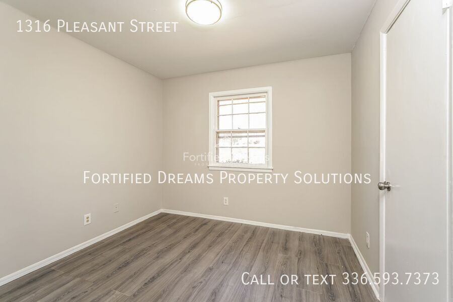 Building Photo - 1316 Pleasant St