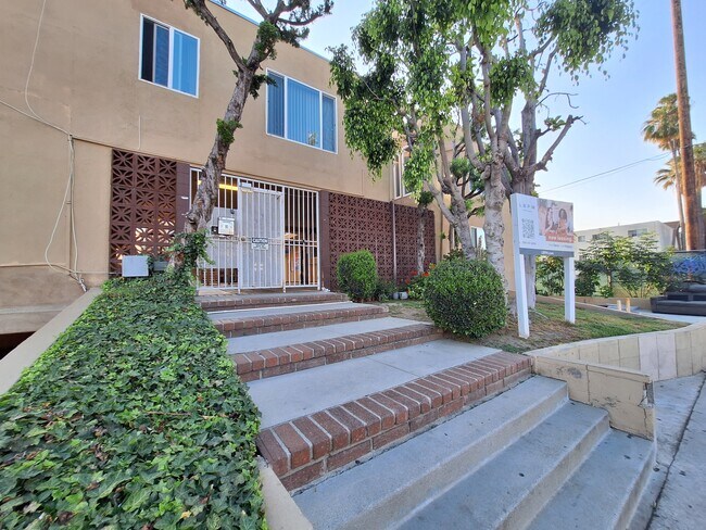 Building Photo - 6845 Hazeltine Ave