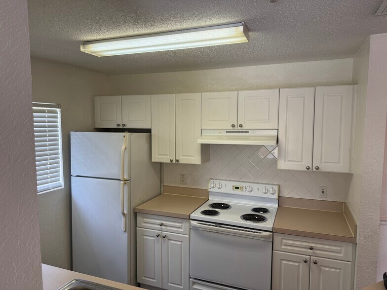 Building Photo - 18001 Richmond Pl Dr