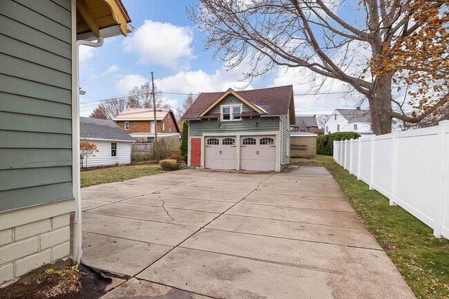 Building Photo - Quaint 4 bedroom Erie Home with Central Air & Garage Parking