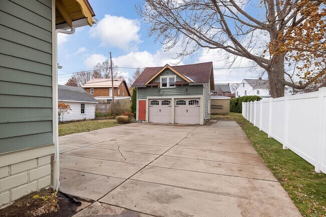 Building Photo - Quaint 4 bedroom Erie Home with Central Air & Garage Parking (Month to Month available)